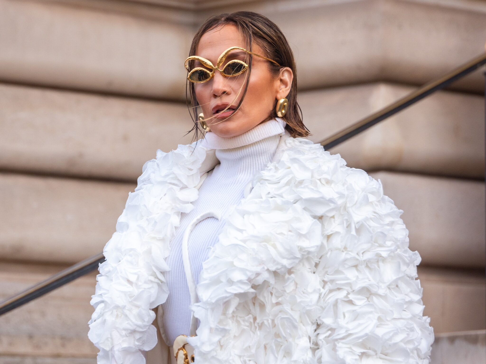 Jennifer Lopez Tutto Sull Outfit Indossato A Parigi Dagli Occhiali