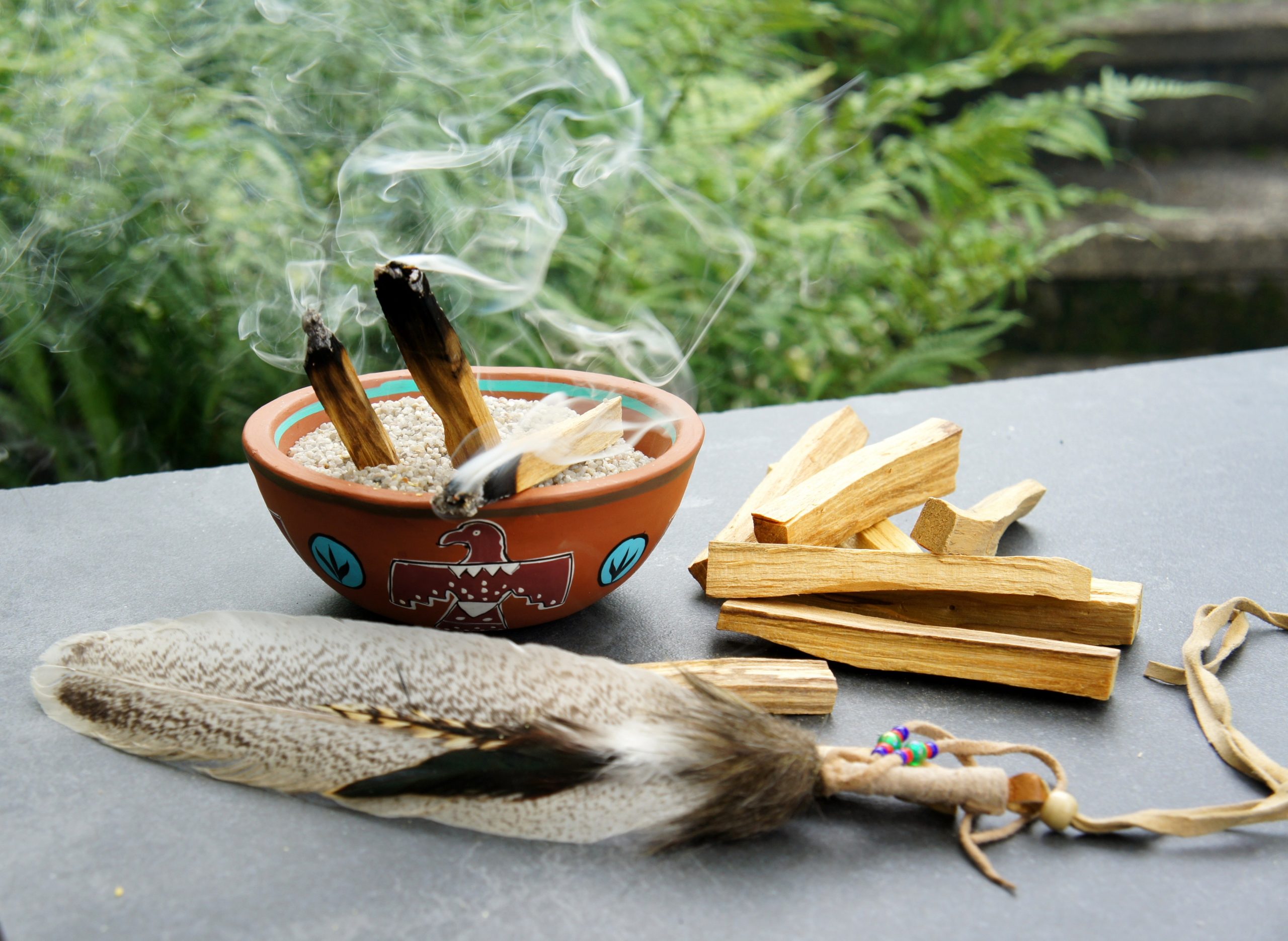 Palo Santo, cos’è e come si usa il legno sudamericano che scaccia la