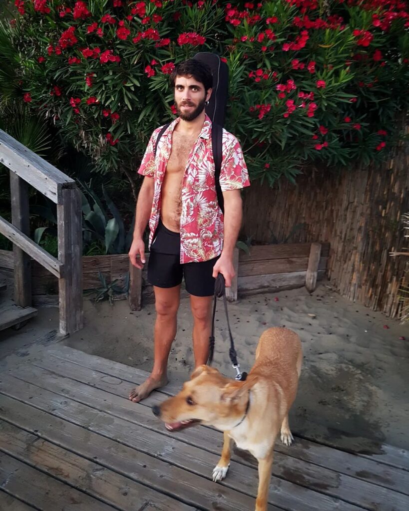 Marco Rossetti col cane, in camicia aperta