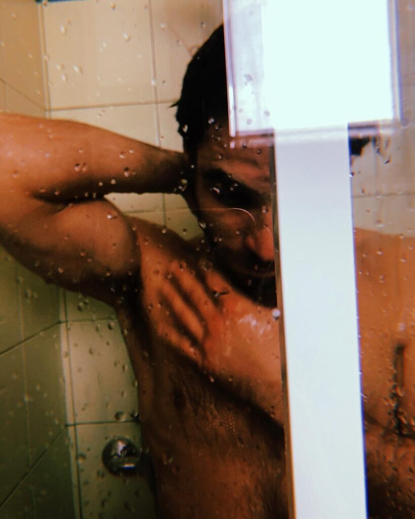 Marco Rossetti sotto la doccia a petto nudo
