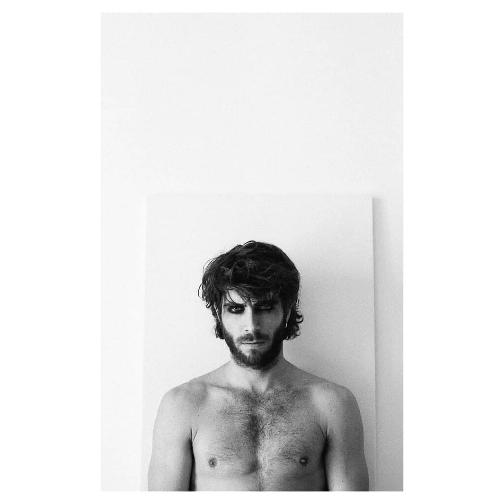 Marco Rossetti a petto nudo, sexy e truccato