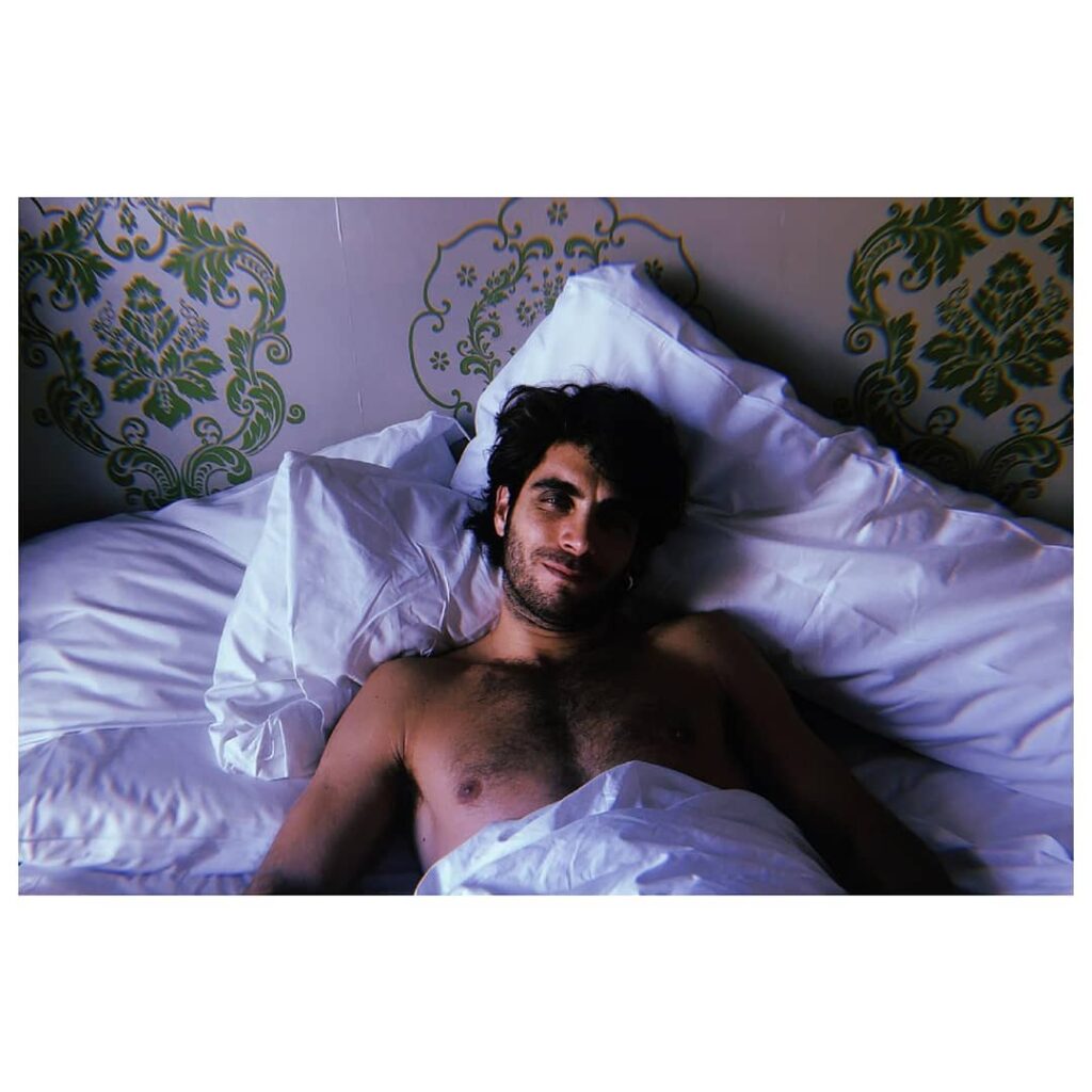 Marco Rossetti a petto nudo, a letto