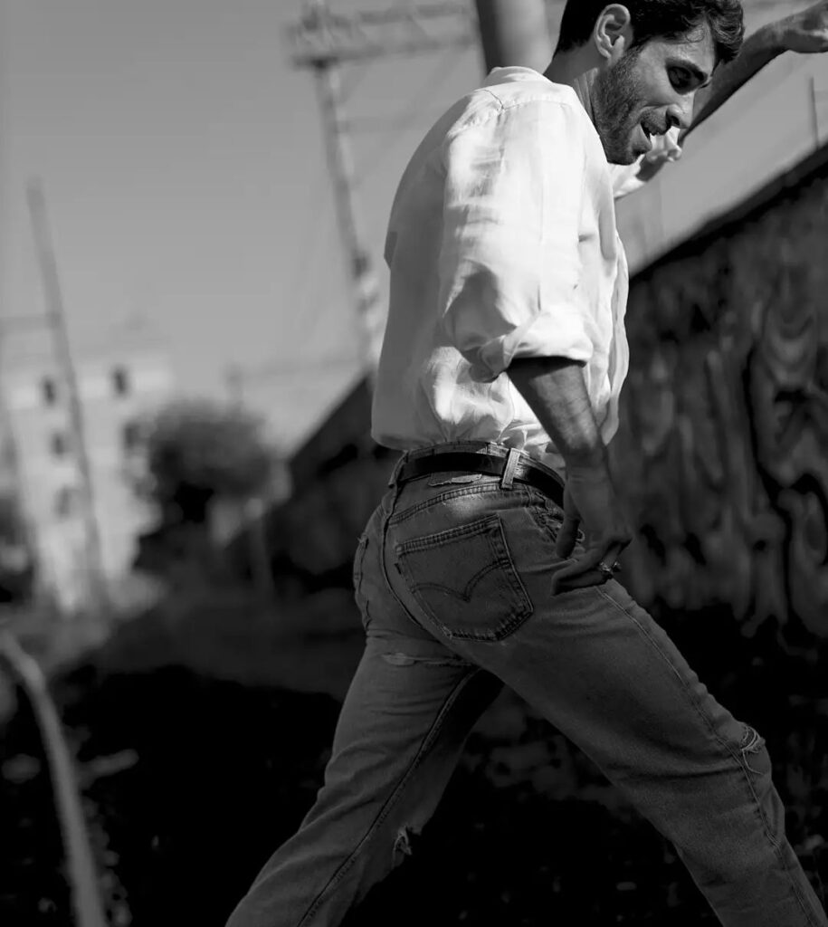 Marco Rossetti di spalle, in jeans