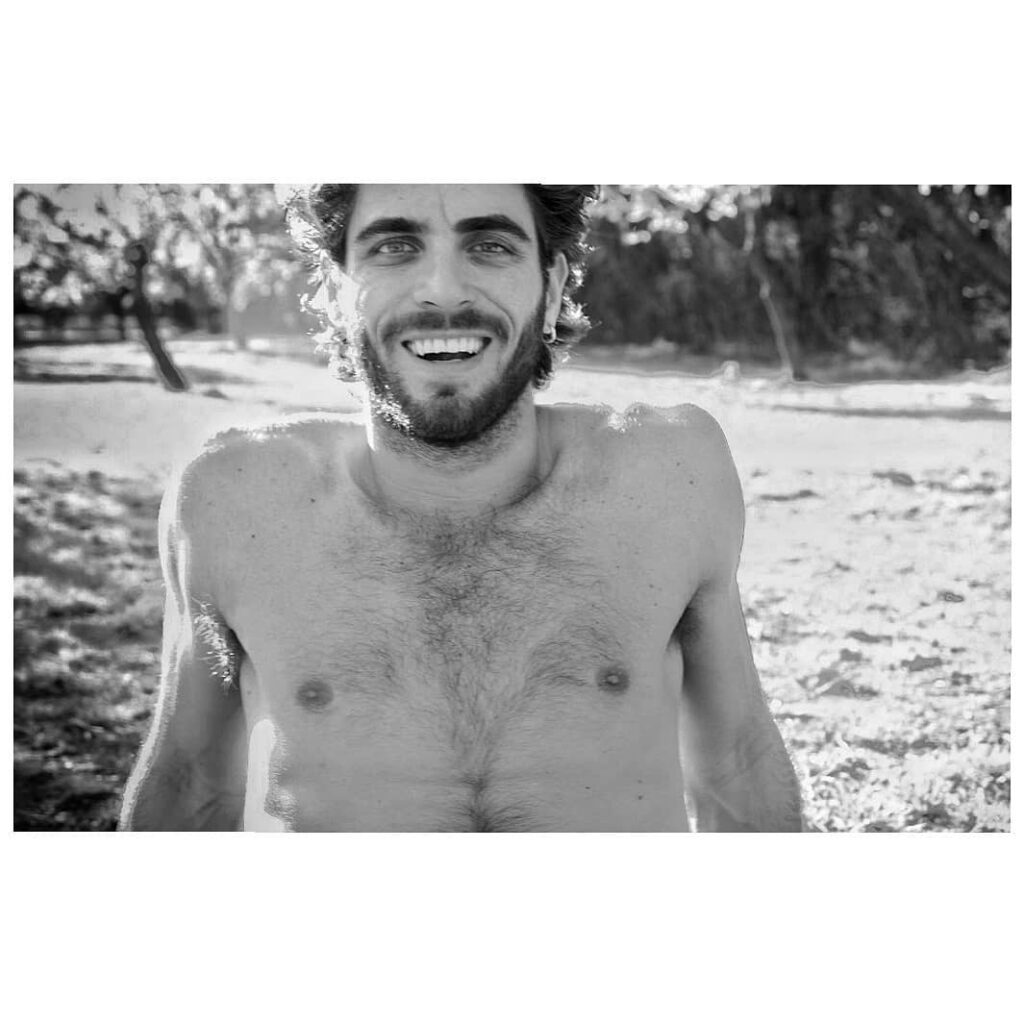 Marco Rossetti sorride a torso nudo