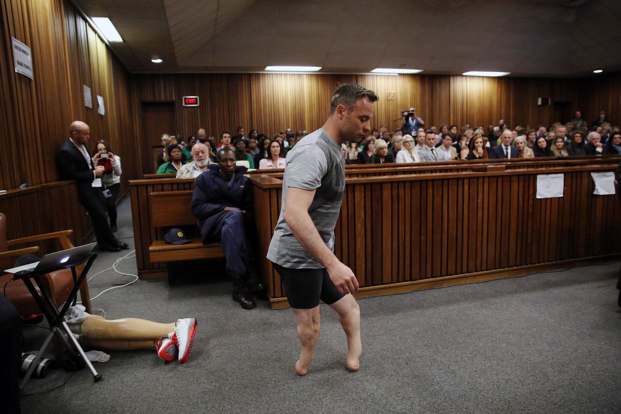 Oscar Pistorius senza protesi durante il processo
