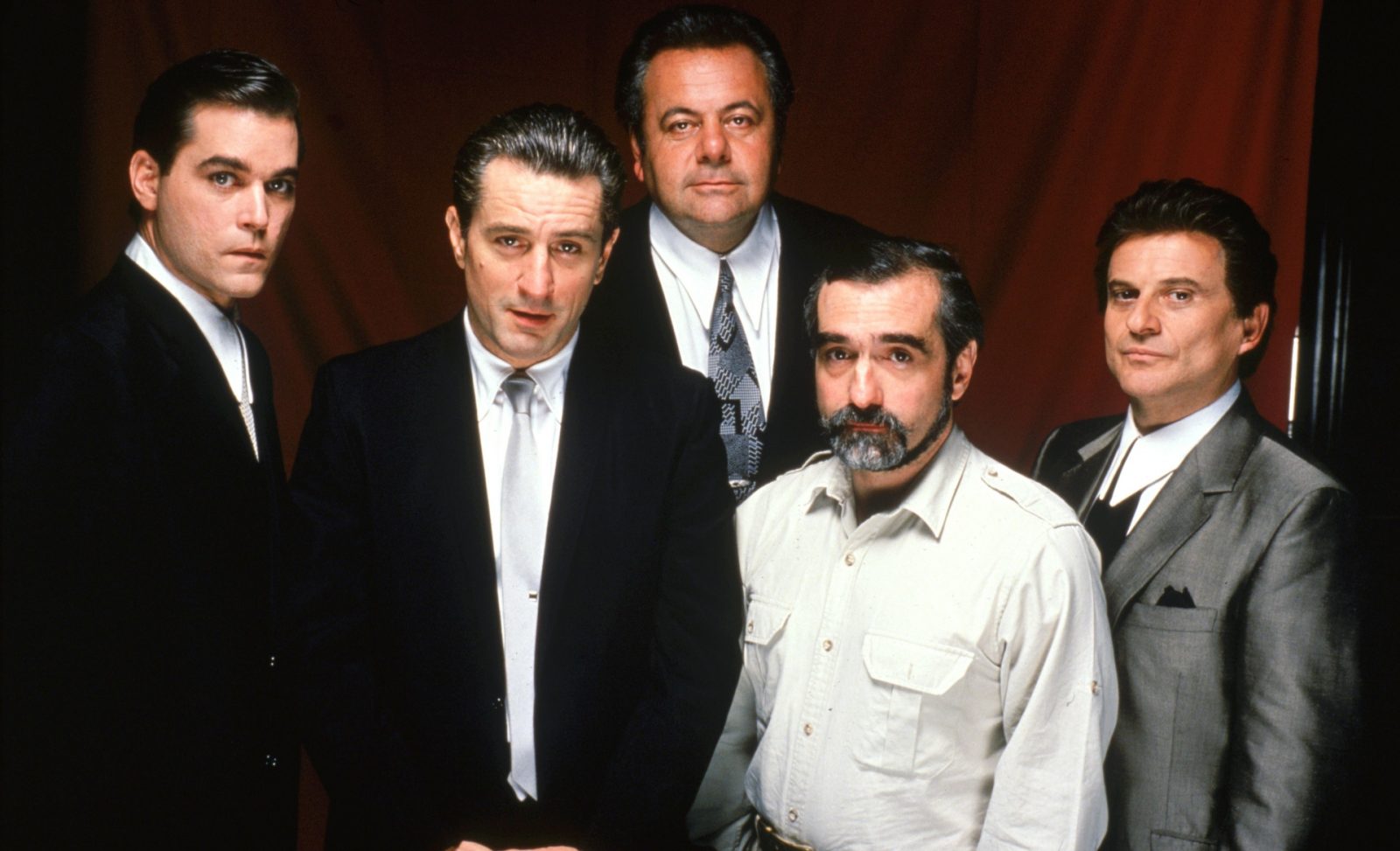 Una foto promozionale del cast di Quei Bravi Ragazzi con il regista Martin Scorsese.