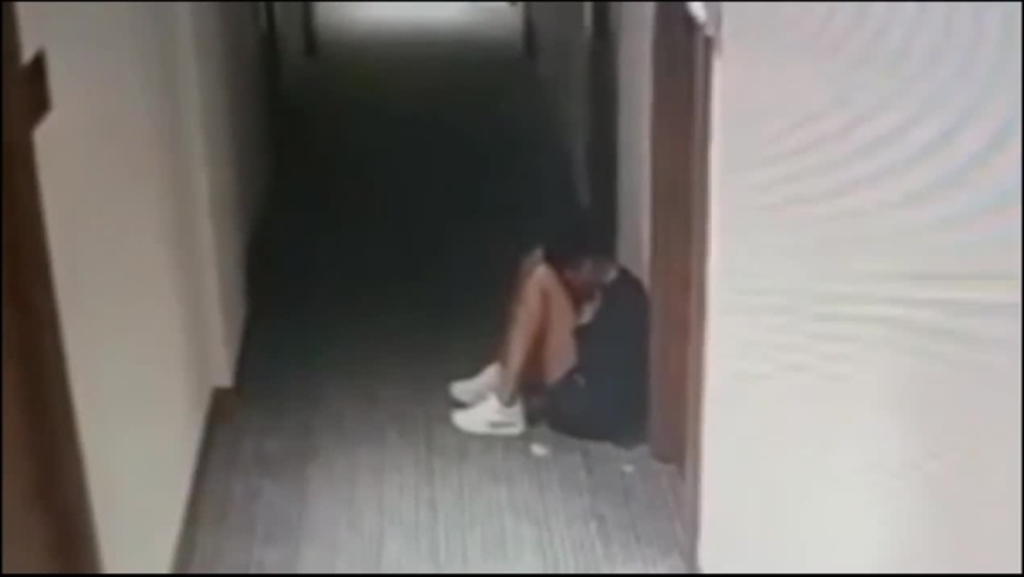 Fermoimmagine del video che mostra Julia Ituma nei suoi ultimi istanti di vita.