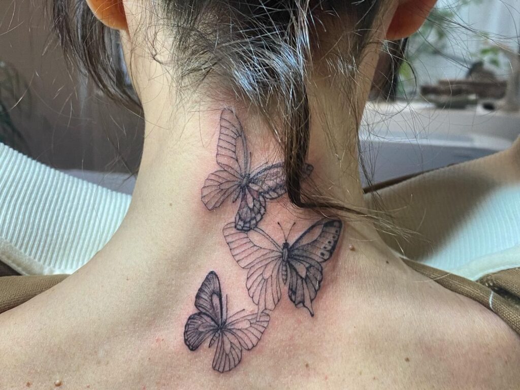 Ambra Angiolini tatuaggio farfalle sulla nuca
