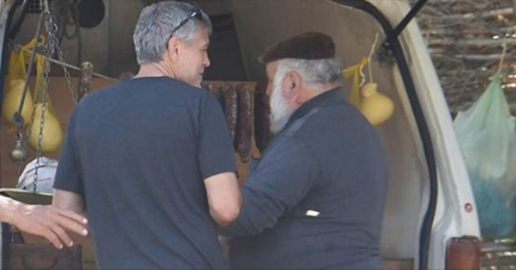George Clooney acquista formaggio da un pastore sardo