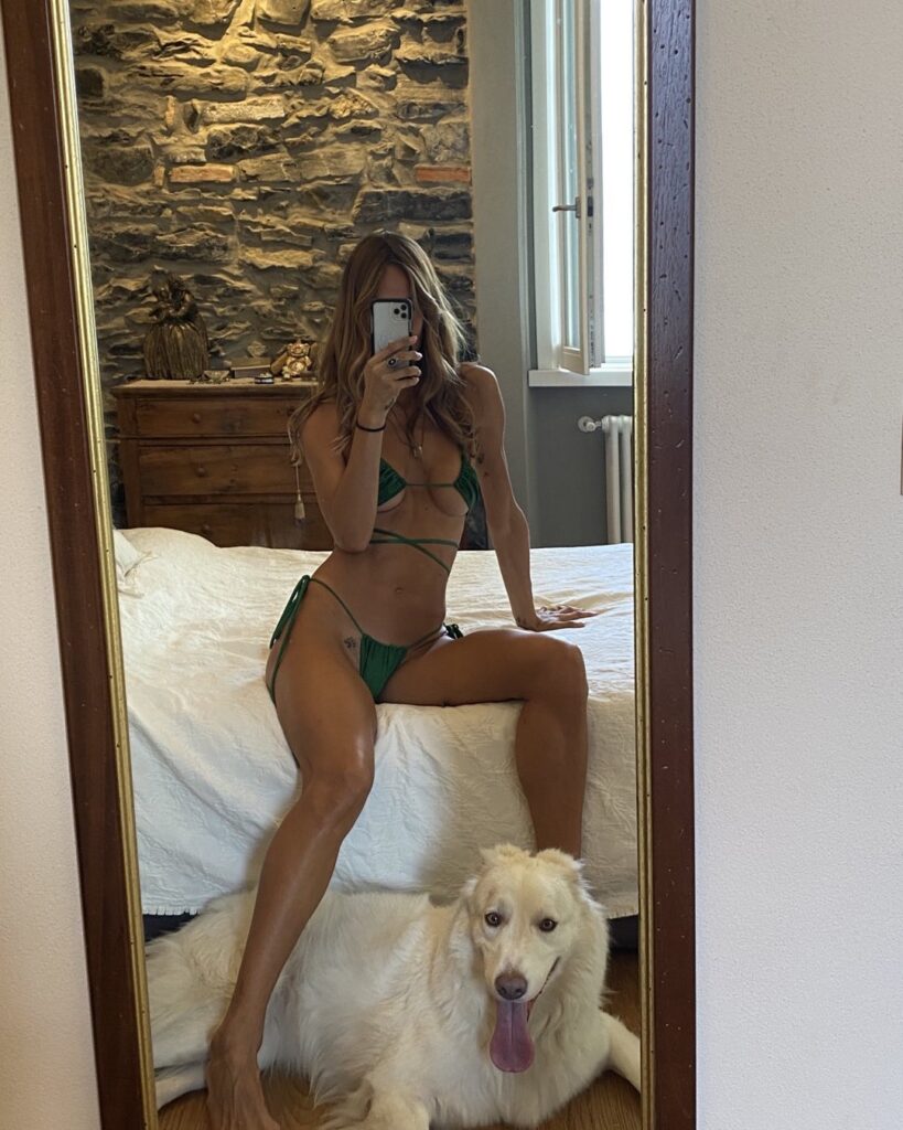 Helena Prestess col cane, in una foto sexy in bikini