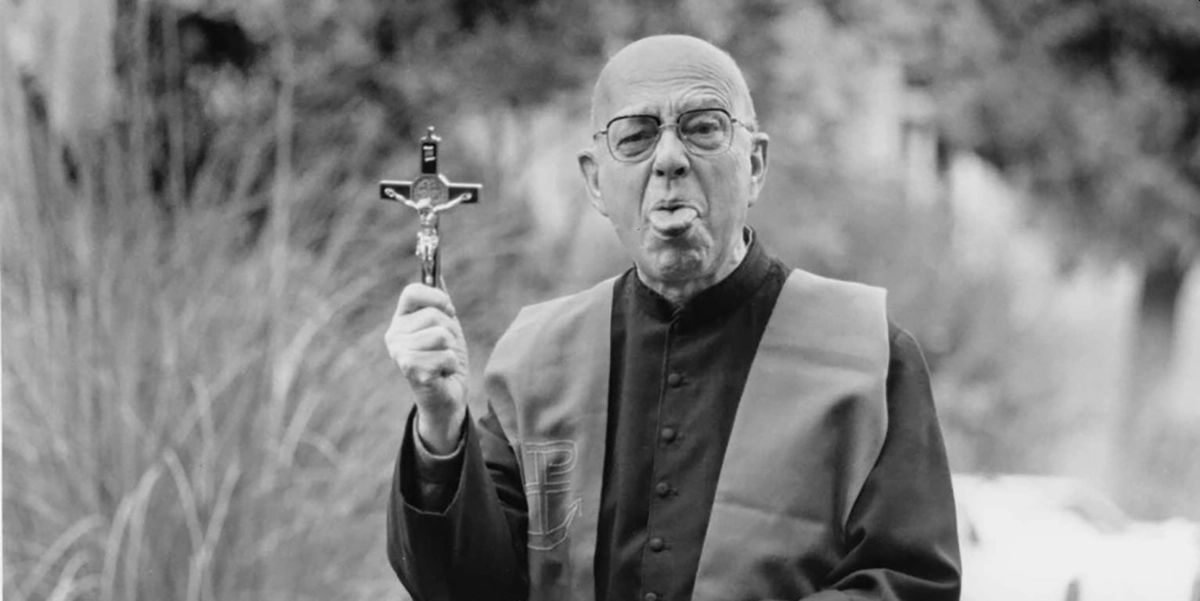 Padre Gabriele Amorth mostra la lingua in una foto