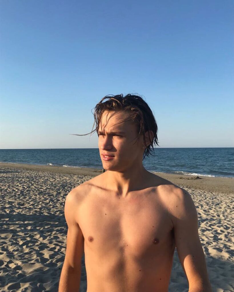 Saul Nanni a torso nudo, in spiaggia