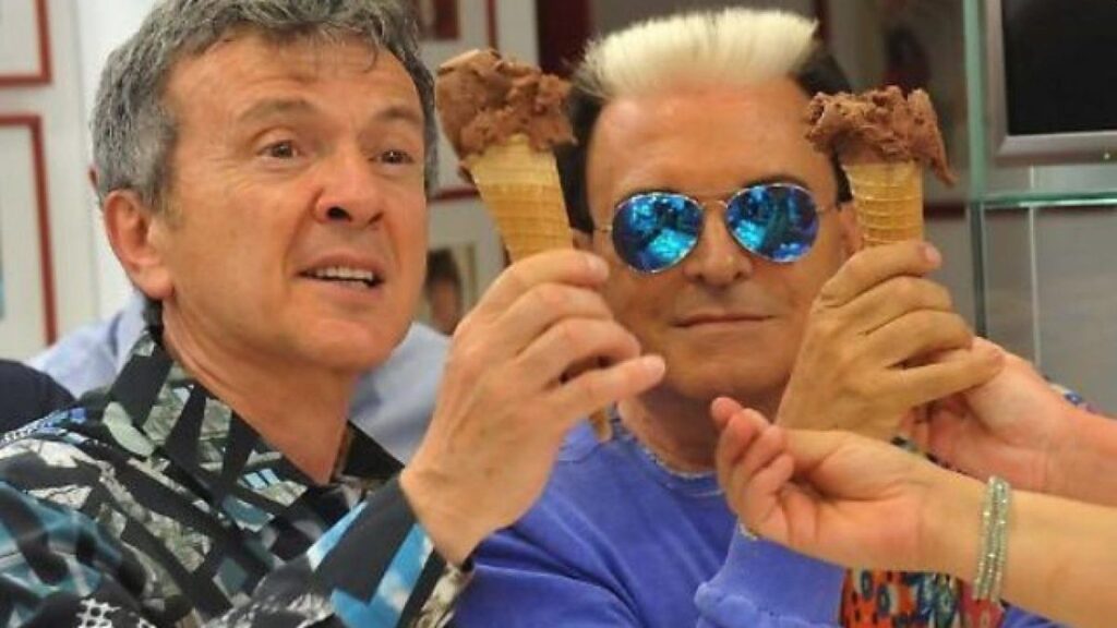 Cristiano Malgioglio e Pupo mangiano un gelato al cioccolato