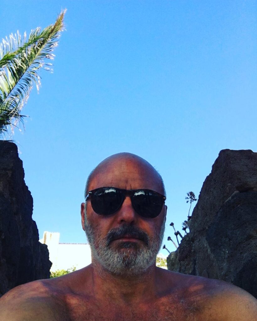 Luca Zingaretti con barba e occhiali da sole