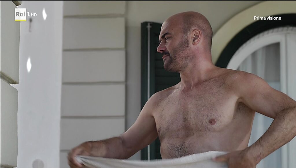 Luca Zingaretti a torso nudo, una foto sexy