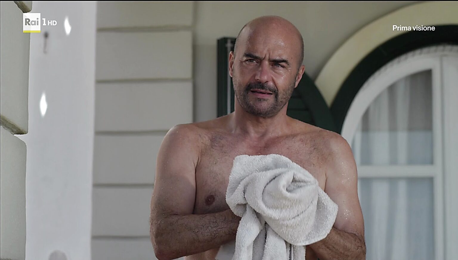 Luca Zingaretti si asciuga il petto nudo in una foto sexy