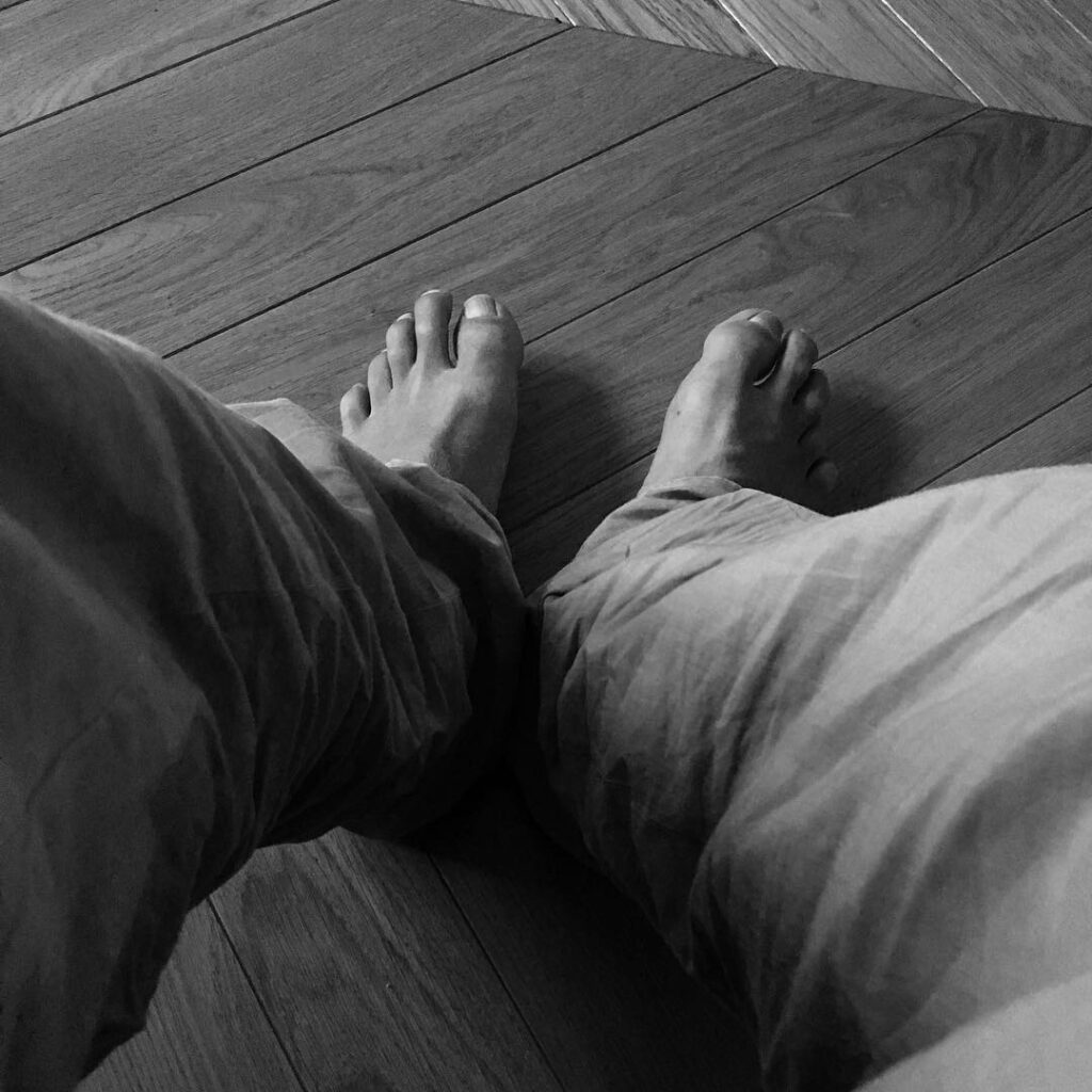 I piedi di Luca Zingaretti in una foto da Instagram