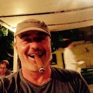 Luca Zingaretti fuma un sigaro