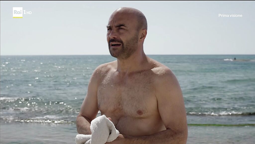 Luca Zingaretti a torso nudo al mare