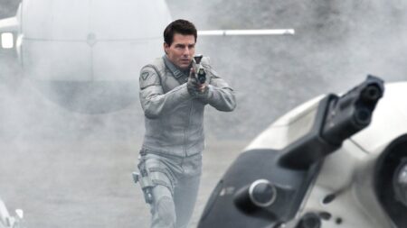 Tom Cruise in Oblivion (2013)