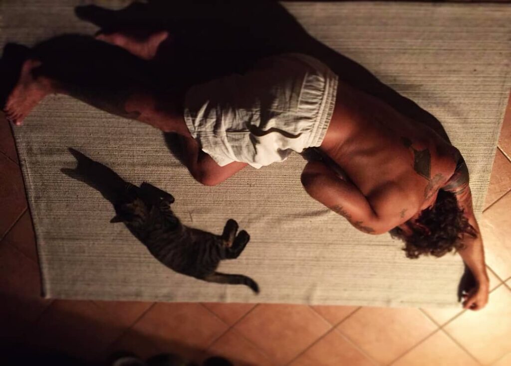 Raniero Monaco di Lapio sdraiato in boxer e piedi scalzi: una foto hot
