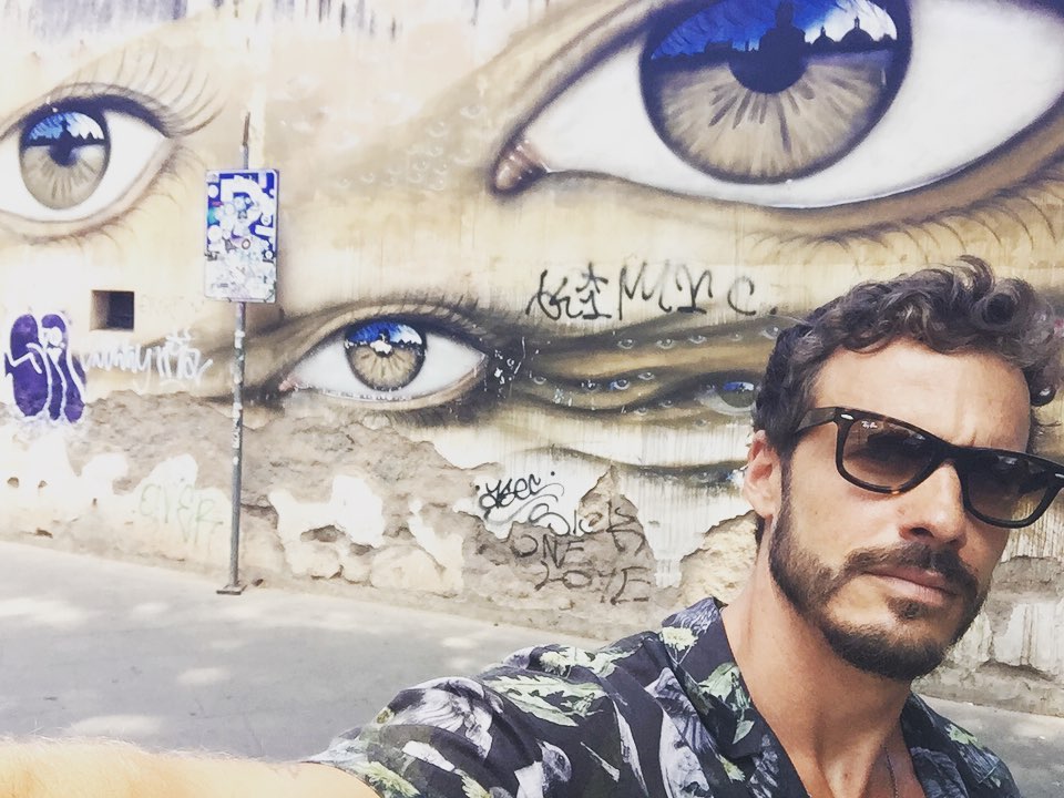 Raniero Monaco di Lapio davanti ad un graffito che riprende i suoi occhi