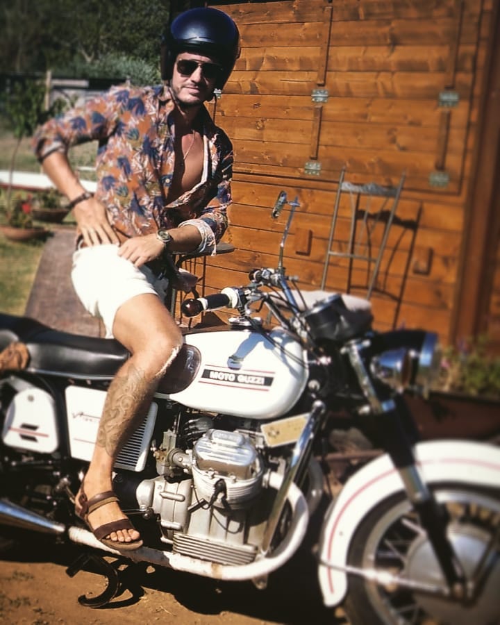 Raniero Monaco di Lapio in boxer e sandali in sella alla moto