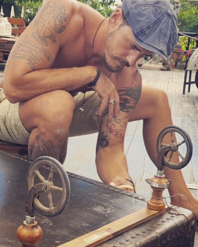 Raniero Monaco di Lapio sexy con le spalle nude e i tatuaggi