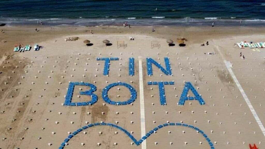 Tin Bota, la scritta fatta con i lettini su una spiaggia di Rimini