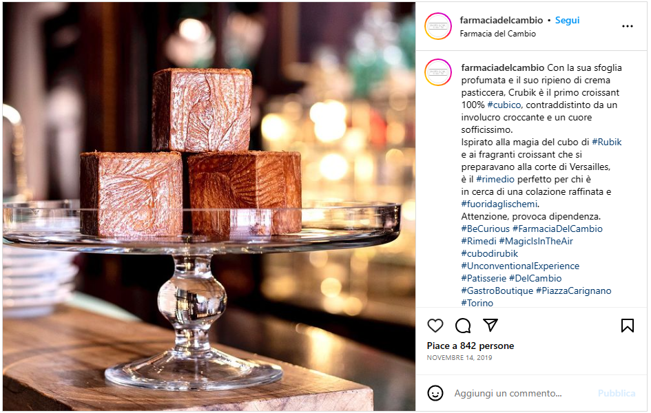 Il croissant cubico in un post Instagram della Farmacia del Cambio a Torino.
