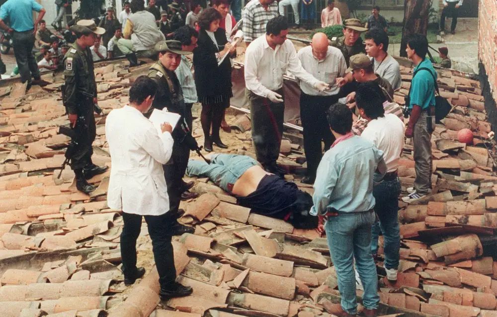 Cadavere di Pablo Escobar e gli uomini della scientifica