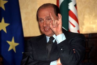 Silvio Berlusconi fa le corna in una foto di qualche anno fa.