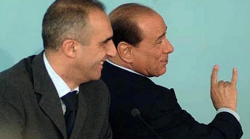 Silvio Berlusconi fa il gesto delle corna