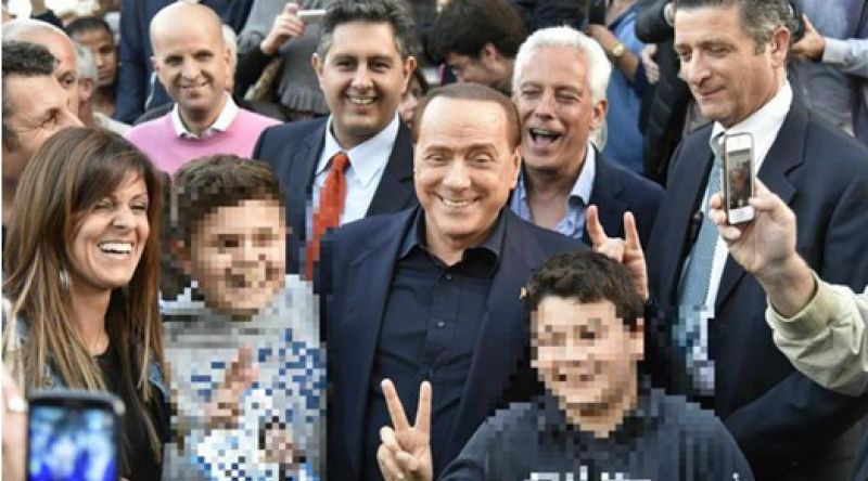 Silvio Berlusconi fa le corna ad un bambino a Rapallo