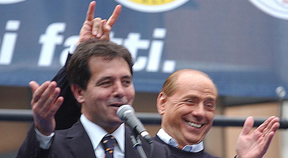 Silvio Berlusconi fa le corna ad un comizio