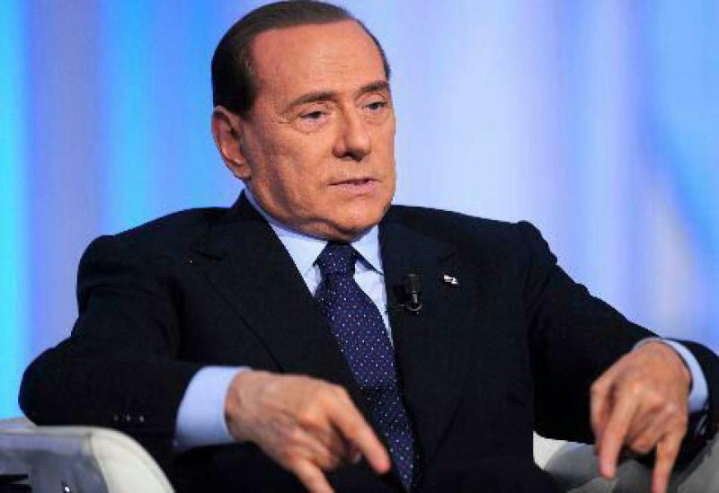 Silvio Berlusconi fa le corna a Porta a Porta
