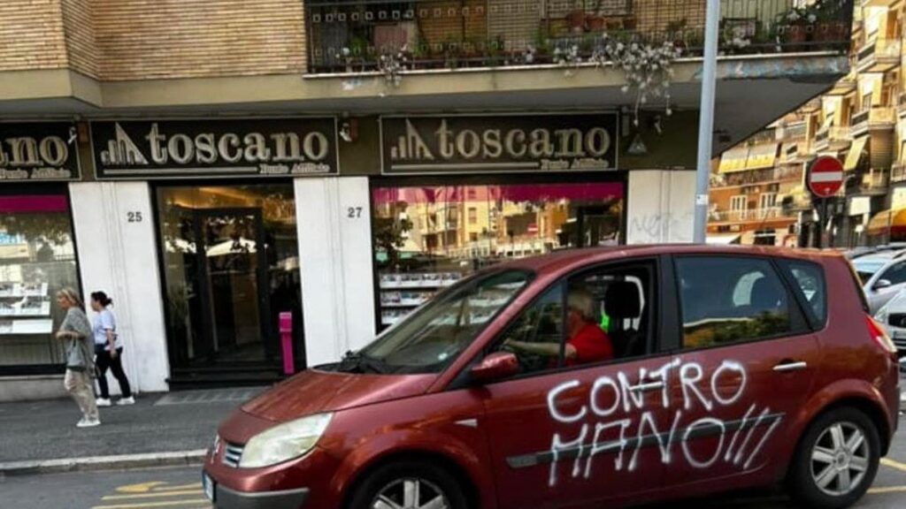 Free Park - contromano: l'auto vandalizzata a Roma