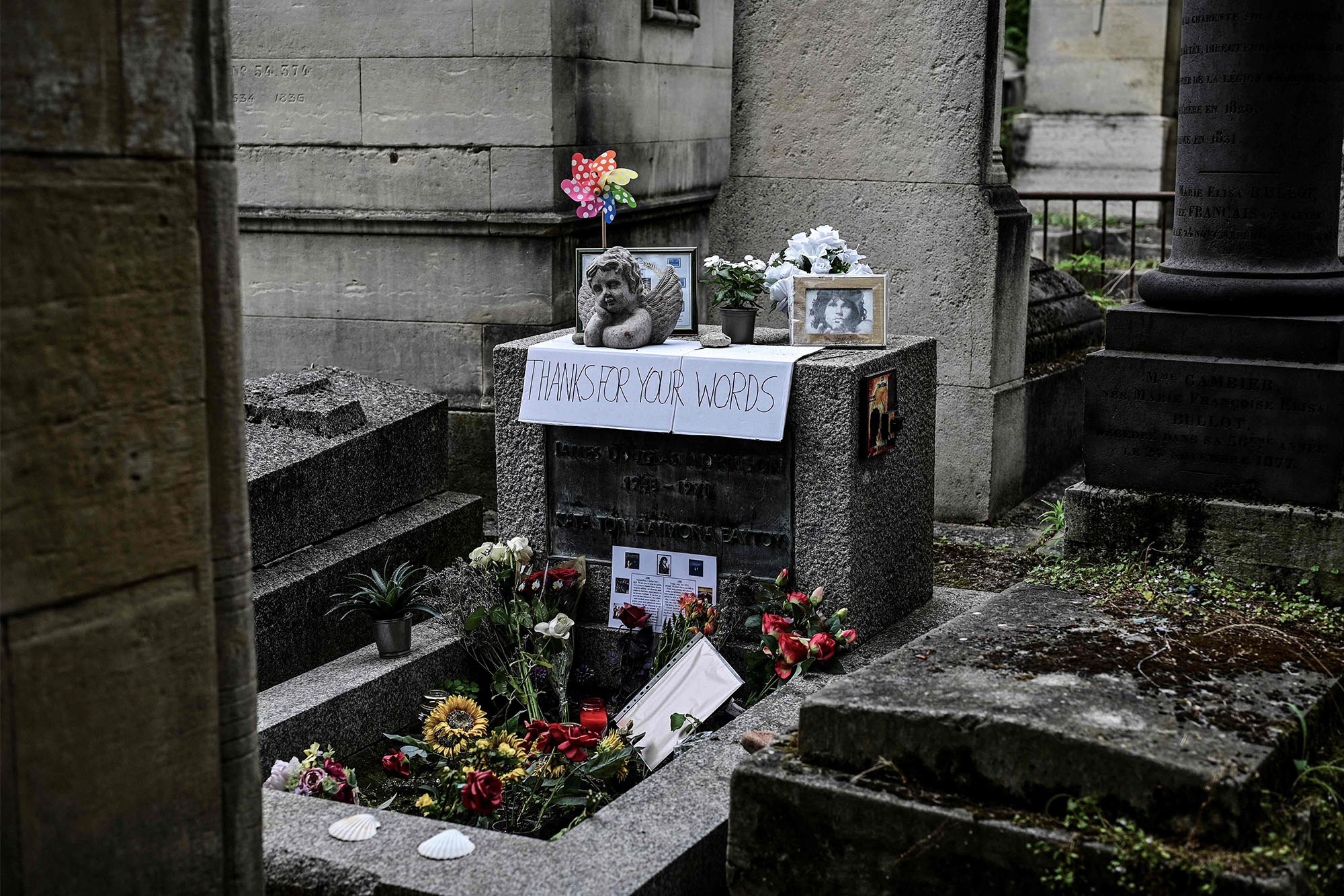 La tomba di Jim Morrison, situata nel cimitero parigino di Père-Lachaise.