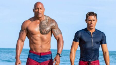 Frame che ritrae Dwayne Johnson e Zac Efron in Baywatch