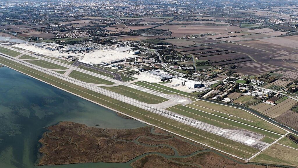 Fotografia che ritrae la pista di un aeroporto