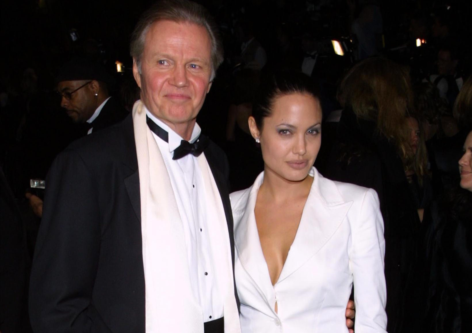 Perché Angelina Jolie non ha il cognome del padre