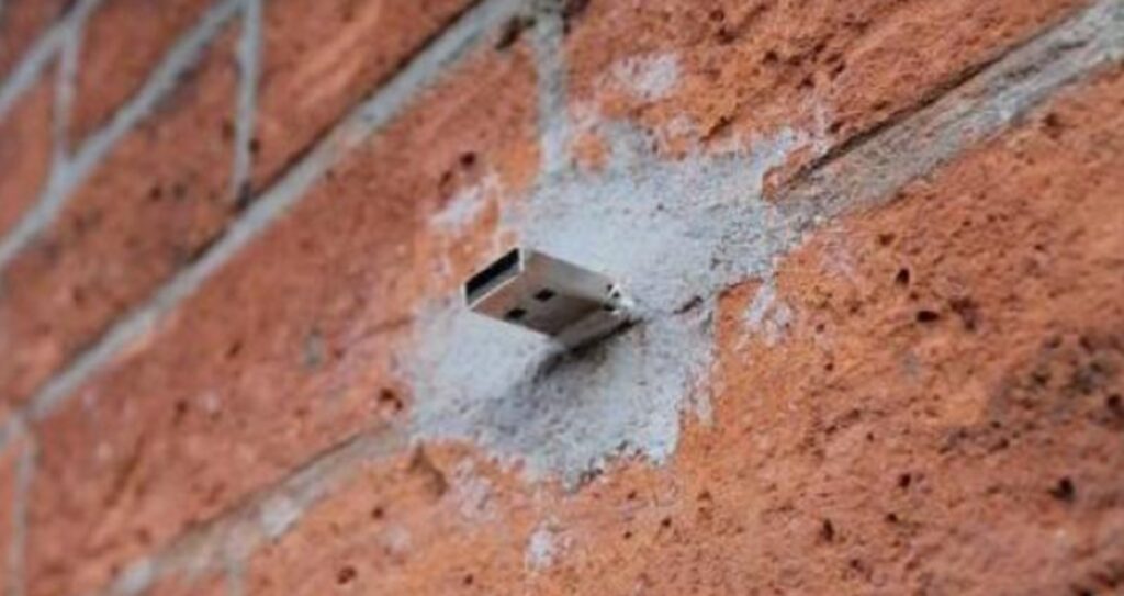 USB cementata in un muro della città