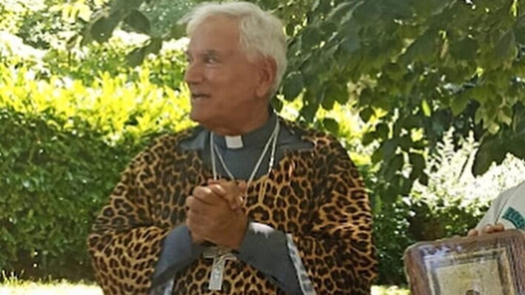 Chi è Don Nicola Girasoli, il prete leopardato e perché si è vestito così