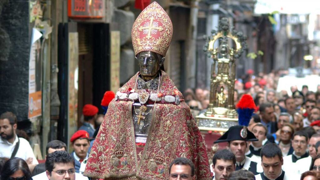 Il busto di San Gennaro durante la processione di maggio