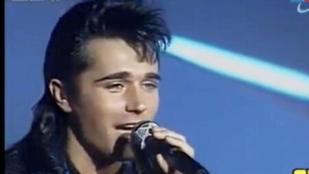 Scialpi negli anni 80 durante una performance in tv