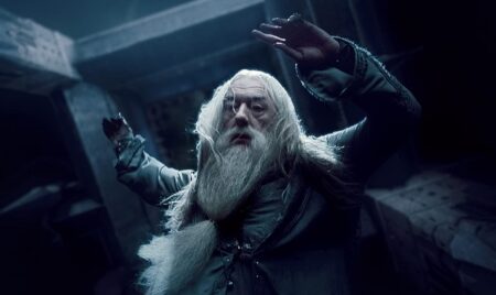 Michael Gambon nei panni di Albus Silente durante la scena della sua morte.