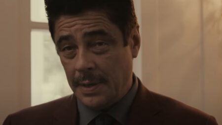 Benicio del Toro in una scena di Reptile