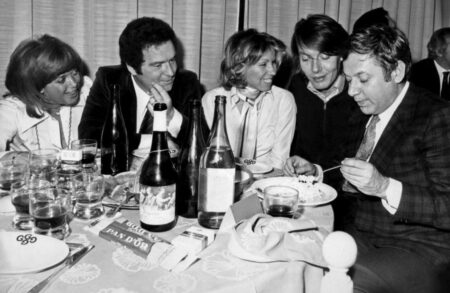 Paolo Villaggio e Fabrizio De André insieme durante una serata.