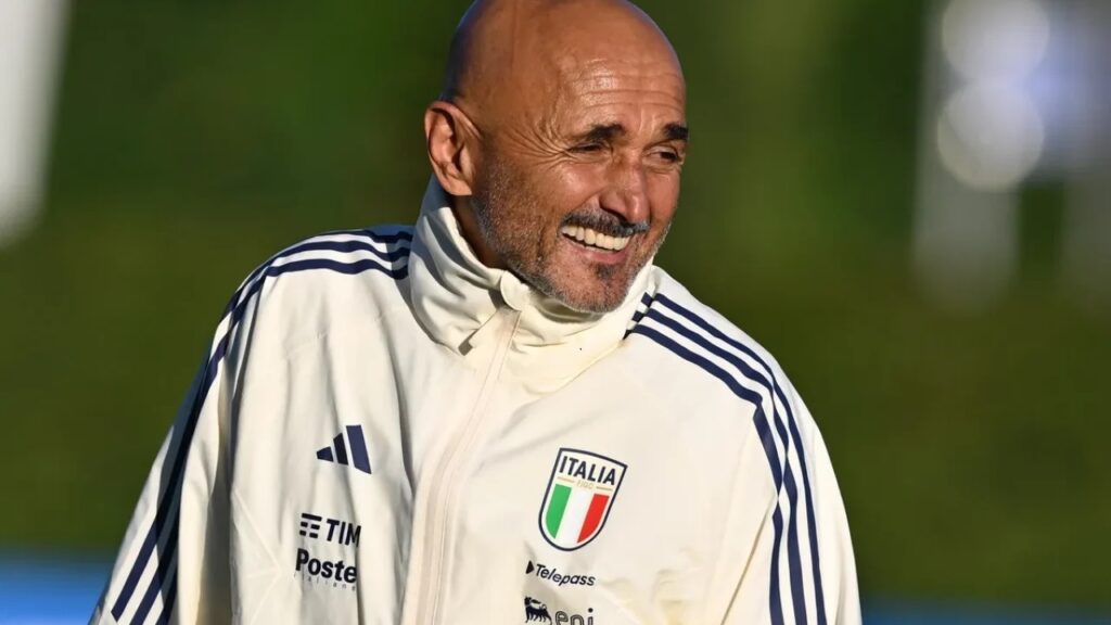 Luciano Spalletti sorridente durante un allenamento della Nazionale