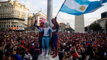 Fotografia che ritrae mille Spider-Man a Buenos Aires